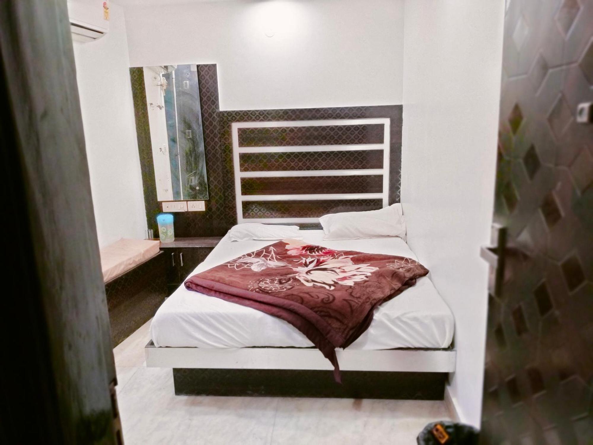 Hotel Geetanjali Inn Yeni Delhi Dış mekan fotoğraf